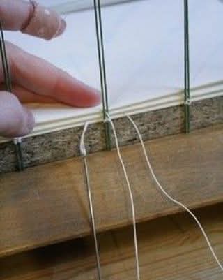 La rilegatura personalizzata è il cuore dell’attività di Legatoria Andreetti. Ogni progetto viene curato artigianalmente: dal singolo volume ai lavori complessi come la rilegatura di enciclopedie, testi rari o album fotografici. I clienti possono scegliere materiali, formati, colori e finiture per ottenere un prodotto unico e resistente. Le tecniche utilizzate spaziano dalle cuciture tradizionali alla termorilegatura, offrendo flessibilità e qualità per ogni esigenza, sia privata che professionale.